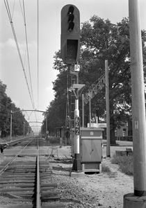 157394 Afbeelding van een lichtsein van de N.S. met cijferbak langs de spoorlijn bij Helmond, kort na de electrificatie ...
